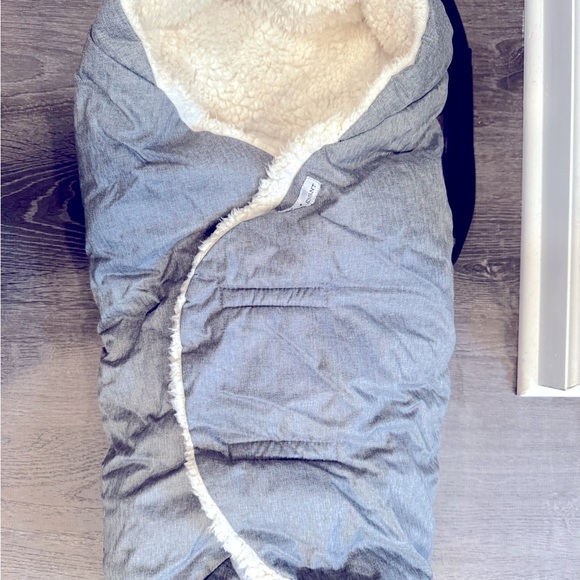 7AM Enfant Fleece-lined Nido Cloud Car Seat Wrap Blanket in Small - Picture 5 of 9